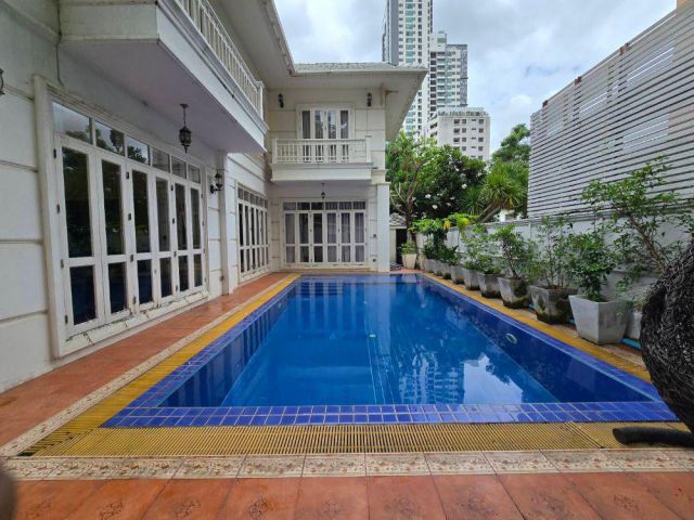 ขายบ้านเดี่ยว 2 ชั้น พร้อมที่ดิน ขนาด 133.7 ตรว. สุขุมวิท 33 ตรงข้ามห้างเอ็มสเฟียร์ ใจกลางสุขุมวิท ใกล้ BTS พร้อมพงษ์