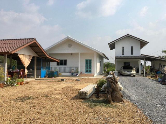 ขายบ้านรวม 2 หลัง ใกล้ถนนใหญ่ เหมาะทำกิจการ/พักตากอากาศ/แชร์อยู่ได้ 2 ครอบครัว