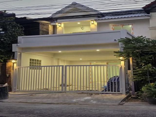 PB5937ขายทาวเฮ้าส์ 2 ชั้น รีโนเวทใหม่ทั้งหลัง หมู่บ้านพิมพ์ทอง ซอยลาดพร้าว101 ใกล้ MRTลาดพร้าว 101