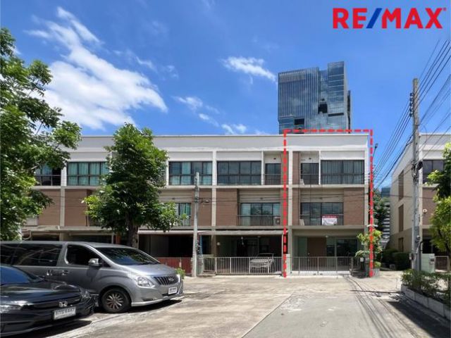 ขายโฮมออฟฟิศ / ทาวน์โฮม 3 ชั้น หลังมุม หน้าบ้านกว้าง 6.25 เมตร โครงการ Lumpini Town Residences บางนา-ศรีนครินทร์