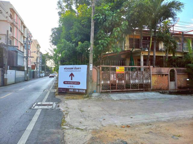 บ้านเดี่ยว 2 ชั้น 89 ตร.ว. ซ.ลาดพร้าว 64 ม.ตะวันรุ่ง ทำเลดีเป็นทางลัดไปสุทธิสาร ห้วยขวาง หลังมุม