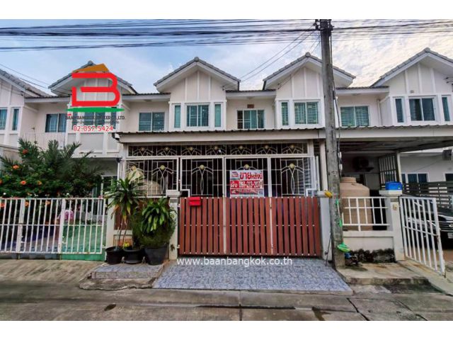 ทาวน์เฮาส์ หมู่บ้าน อยู่เจริญ 5 (รังสิต-นครนายก 74) ติดถนนไสวประชาราษฎร์ เนื้อที่ 21.6 ตารางวา ใกล้ตลาดกลางลาดสวาย