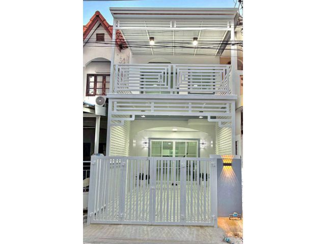 ขายทาวน์เฮ้าส์ 2 ชั้น หมู่บ้านบัวทอง ติดรถไฟฟ้าสายสีม่วง เนื้อที่ 16 ตารางวา 2 ห้องนอน