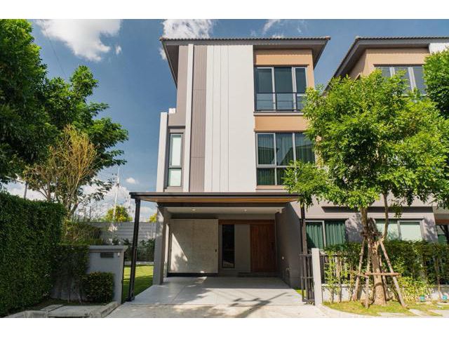 ขายบ้านแฝด 3 ชั้น หลังริม เนื้อที่ 57 ตร.วา บ้านกลางเมือง ดิ อิดิชั่น ศรีนครินทร์ สวนหลวง บ้านใหม่ตกแต่งเสร็จ พร้อมอยู่