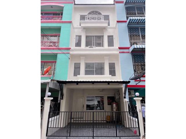 ให้เช่าบ้าน Townhome 4 ชั้น Renovateใหม่ พร้อมเช่าเฟอร์ครบ