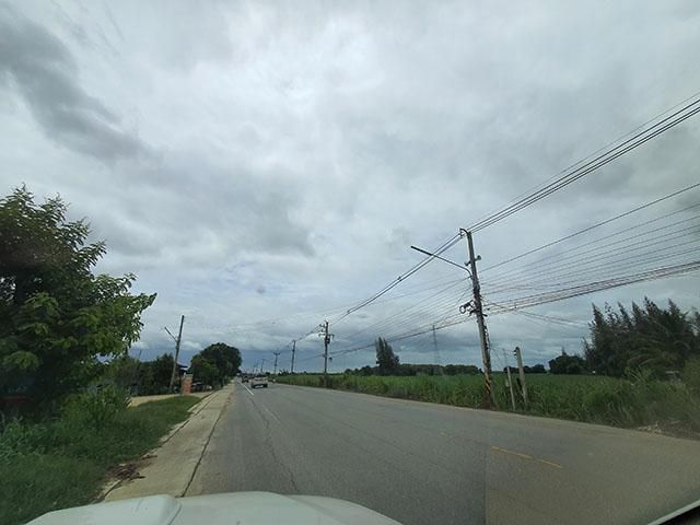 โซนเจริญ ถมแล้วทั้งแปลง ติดทาง2ด้าน ราดยาง2เลนน์ (โครงการขยายเป็น 4เลนน์ )ใกล้มอเตอร์เวย์ จุดเชื่อมต่อ 3 จังหวัด1ไร่