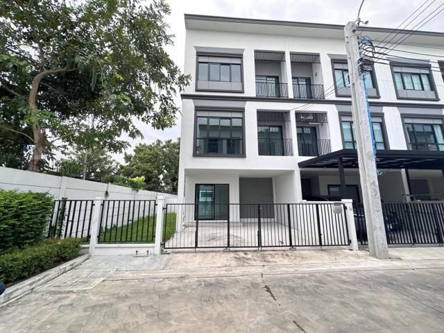 ขายทาวน์โฮมหลังมุม 3 ชั้น ซอยสุขุมวิท 113 โครงการลุมพินี ทาวน์เพลส สุขุมวิท ศรีนครินทร์ ใกล้ BTS สำโรง และ BTS ศรีด่าน