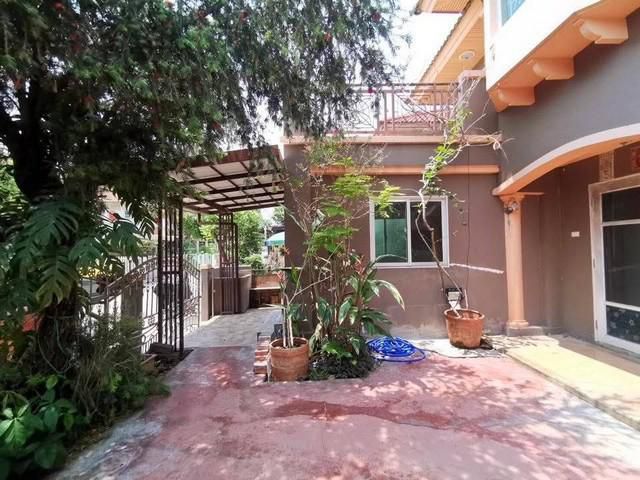 ขายบ้านแฝดชวนชื่น ถนนนครอินทร์ รัตนาธิเบศร์ ใกล้รถไฟฟ้า BTS 10 นา