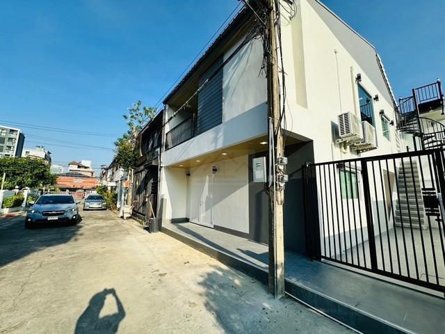 ให้เช่า บ้าน 2 ชั้น หลังมุม หมู่บ้านอยู่เจริญ779 ซอยรัชดา 18 พร้อ