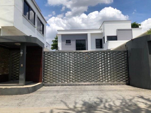 ขายบ้านเดี่ยว 2หลัง พูลวิลล่า สไตล์โมเดิร์น เนื้อที่ 1ไร่ จรัญ35