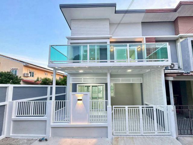 ขายทาวน์เฮ้าส์ 2 ชั้น หลังมุม หมู่บ้านบัวทองธานี เฟส 17 ซอย 26/6 เนื้อที่ 28.4 ตารางวา 4 ห้องนอน ตำบลบางบัวทอง