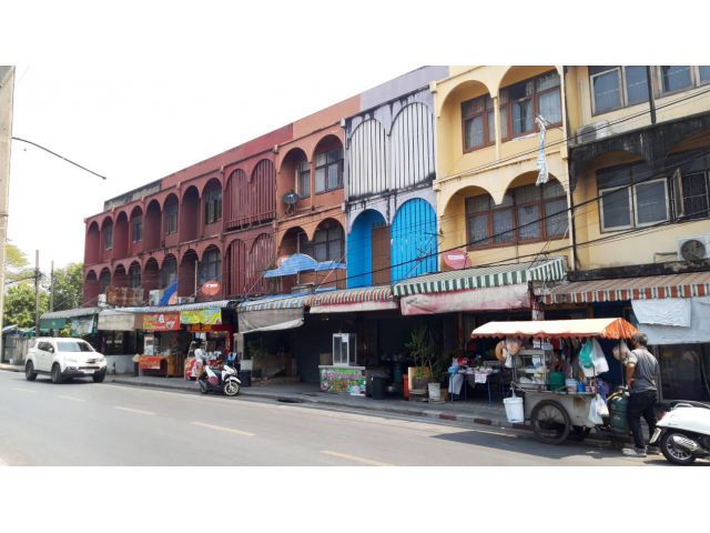 ที่ดินพร้อมสิ่งปลูกสร้าง  เป็นอาคาร6คูหา เนื้อที่ 426 ตรว.   ติดถนนชัยพฤกษ์