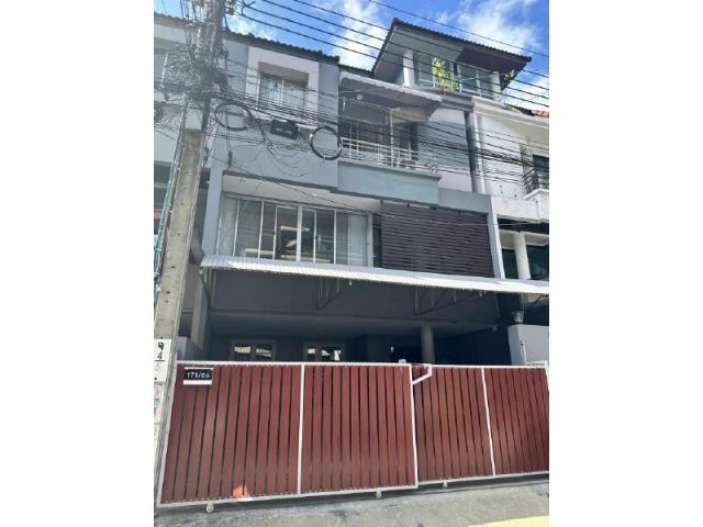 ให้เช่าโฮมออฟฟิศสรีโนเวทใหม่ย่านลาดพร้าว80 พื้นที่ใช้สอย 300 ตรม. พิกัดเขตวังทองหลาง กรุงเทพฯ ใกล้ MRT ลาดพร้าว 71