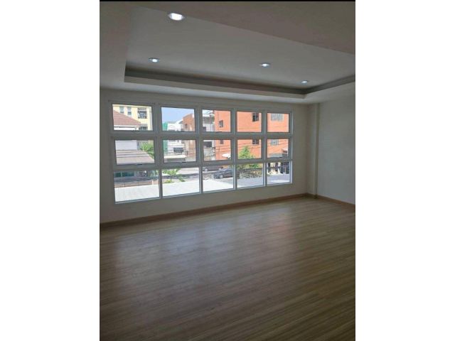Rent  Stylish Minimalist 4-Bedroom Spacious Kitchen House Near BTS Phahonyothin 69 without furnitures