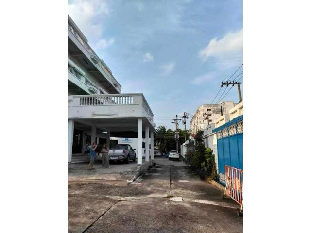 F249 โกดังเก็บของ พื้นที่ใช้สอยรวม 2,400 ตารางเมตร ซอยโรงเรียนอ้ามานะห์ ศึกษาศาสน์ อ่อนนุช 55 แยก 2-5  ประเวศ กรุงเทพ