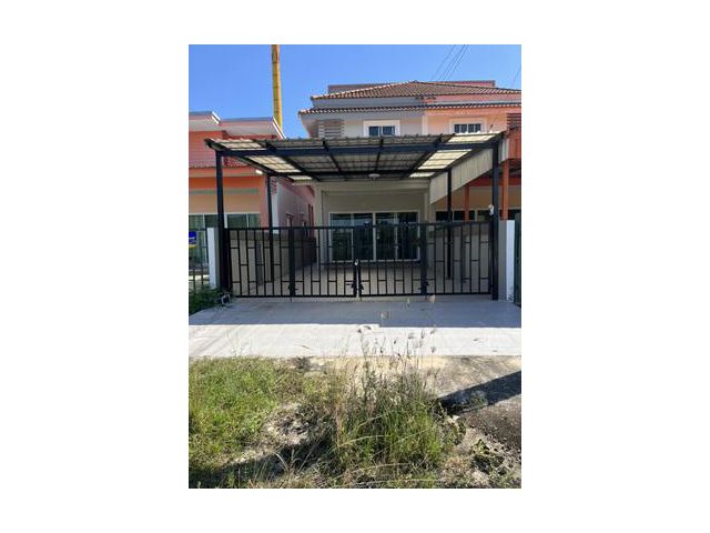 ทาวน์เฮ้าส์ 2 ชั้น 37 ตร.ว. ติดถนนทางเข้าโรงเรียนนายร้อย จปร. ประตู 2 ขายพร้อมโอน 1.58 ล้านบาท