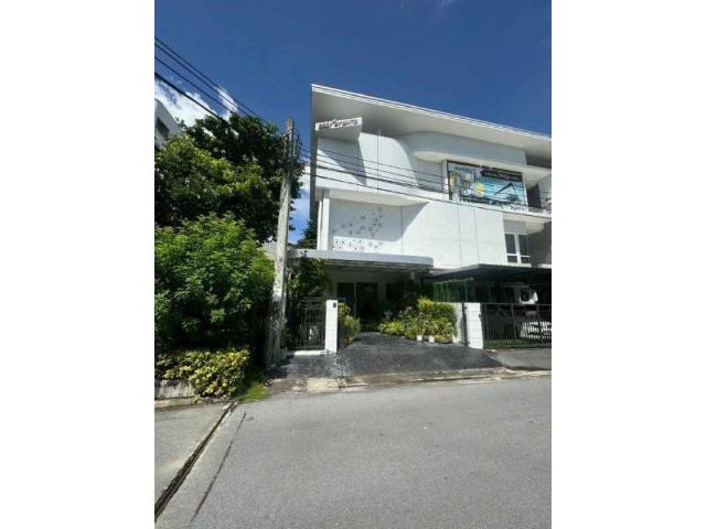 M44 ให้เช่าออฟฟิศทาวน์โฮมหรูตกแต่งโมเดิร์นสไตล์ย่านลาดพร้าว 73 พื้นที่ใช้สอยรวม 156 ตรม.