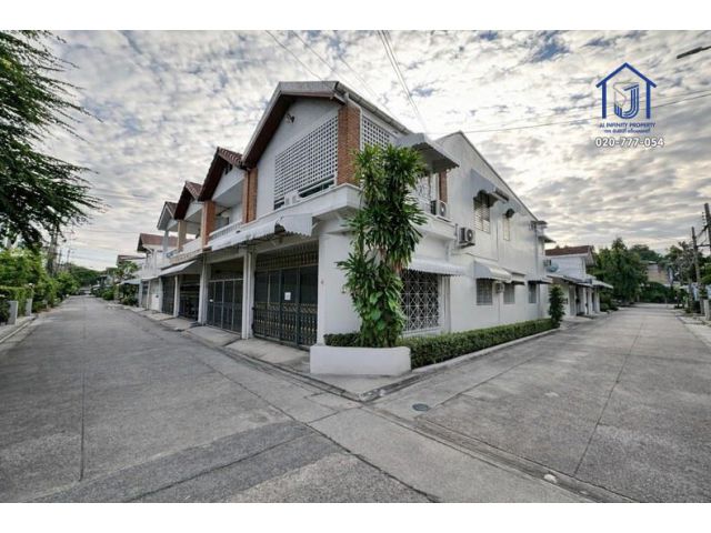 ขายทาวน์โฮม 2 ชั้น หมู่บ้านอยู่เจริญ หลังมุม ซอยอินทามระ 41 ใกล้MRT สุทธิสาร