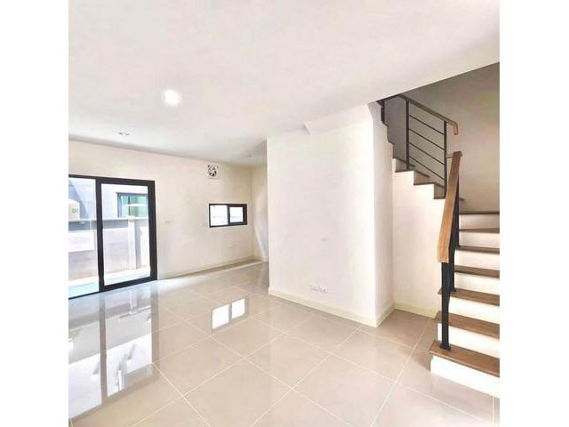 ให้เช่าทาวโฮม 3ชั้น  ตั้งอยู่ ถนนกัลปพฤกษ์ ฝั่งขาเข้า ตรงข้ามบิ๊ก