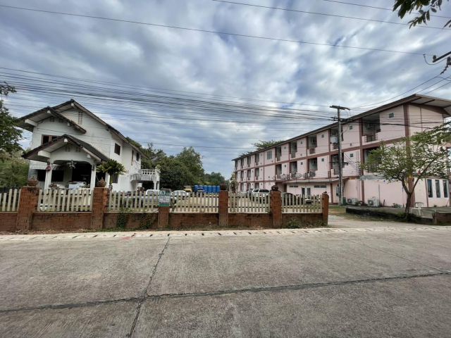 ขายด่วน โรงแรม 3 ชั้น 1 อาคาร รวม บ้าน 2 ชั้น 1 หลัง + บ้าน 1 ชั้น 1 หลัง พร้อมที่ดิน ( ขายยกแปลง)