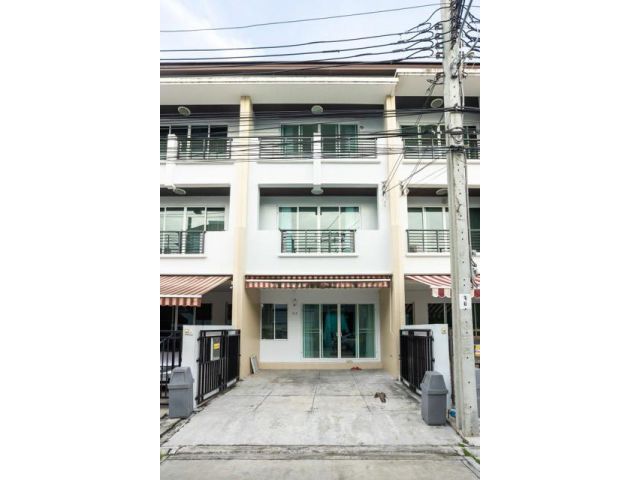 ให้เช่าทาวน์โฮม 3 ชั้น บ้านกลางเมือง ถนนลาดพร้าว 71 ซอยนาคนิวาส 34 พร้อมเฟอร์นิเจอร์และเครื่องใช้ไฟฟ้า ใกล้ Central