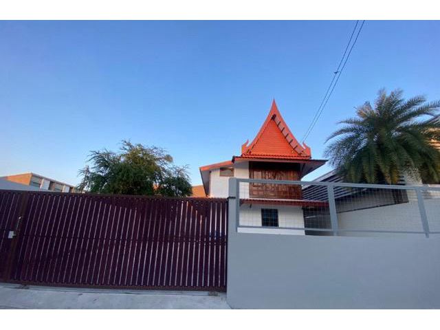 ให้เช่าบ้านเดี่ยวสร้างใหม่ 2 ชั้น เนื้อที่ 100 ตารางวา ซอยลาดพร้าว 101 เหมาะอยู่อาศัยและทำสำนักงาน จอดรถได้ 4คัน