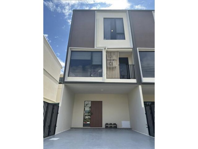 ขายทาวน์โฮม  3 ชั้น โครงการ อัลติจูด คราฟ บางนา ใกล้เมกะบางนา