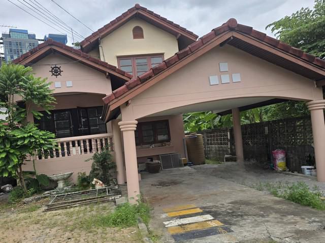 ให้เช่า บ้านเดี่ยว 2 ชั้น 100 ตรว. 4 ห้องนอน ถนนรามอินทรา