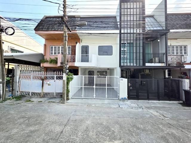 ให้เช่า ทาวน์เฮาส์ ซอยโชคชัย 4 บ้านรีโนเวทใหม่ พร้อมอยู่