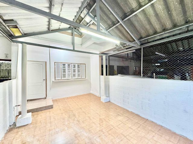 ขายทาวน์เฮาส์ 2 ชั้น รีโนเวทใหม่ พร้อมอยู่ หมู่บ้านกล่อมพิรุณ แพรกษา สมุทรปราการ ใกล้นิคมบางปู