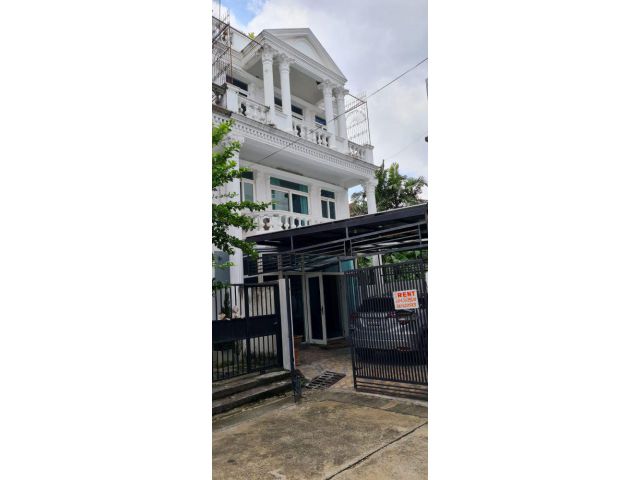 ให้เช่าบ้านเดี่ยว 3 ชั้น พร้อมดาดฟ้า (Terrace) ขนาด 350 ตร.ม. ใกล้ซอยพัฒนาเวท 12 ใกล้BTS สถานี พระโขนง กรุงเทพฯ
