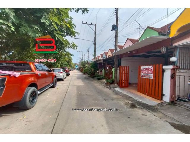 ทาวน์เฮาส์ เนื้อที่ 18 ตร.ว. หมู่บ้านบัวแก้ว สามโคก ซอยรุ่งทรัพย์ (วัดบัวแก้ววราราม) ตำบลบ้านปทุม อำเภอสามโคก ปทุมธานี