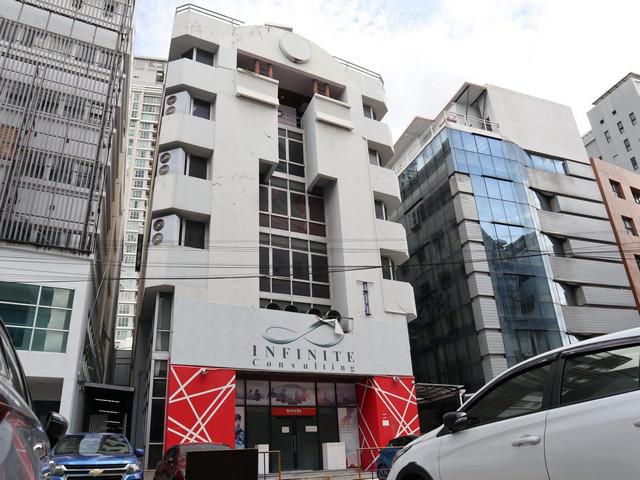 อาคารพาณิชย์1,150 + ตารางเมตรจอดรถได้ 6 คัน ติดMRTรัชดาภิเษก