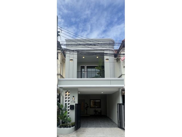 ขายทาวเฮ้าส์ หมู่บ้านเลิศอุบล  16 ตรว. รามอินทรา 65 กม.6  รีโนเวทใหม่ สวยมาก