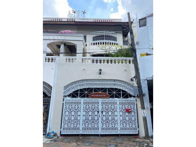 ให้เช่าทาวน์เฮ้าส์ 4 ชั้น 6 ห้องนอน เอกมัย 4 สุขุมวิท63 ใกล้ BTSเ