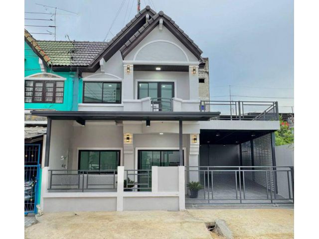 ขายทาวน์เฮ้าส์ 2 ชั้น หมู่บ้านรัตนาธานี ซอย 1 หลังมุม แถมเฟอร์นิเจอร์ เนื้อที่ 39 ตารางวา  4 ห้องนอน