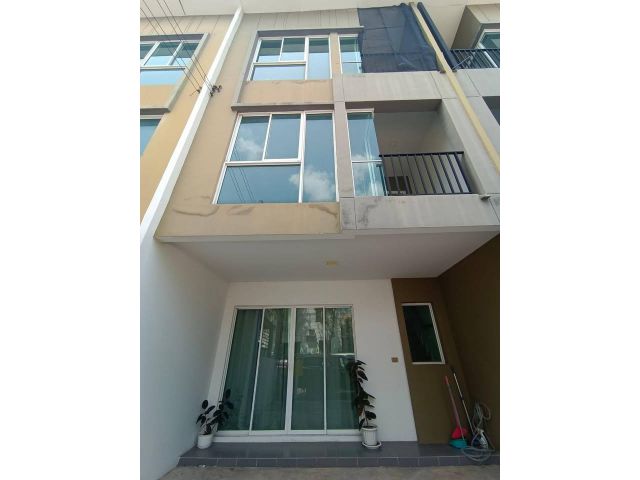 ทาวน์โฮม3ชั้น เบล็สทาวน์ รามอินทรา 127 เช่า