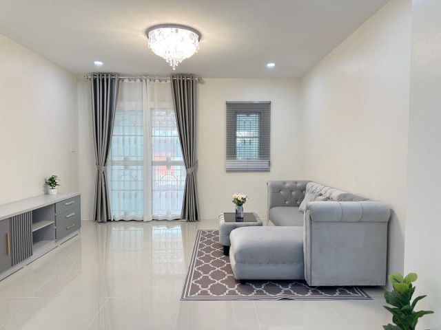 บ้านพร้อมอยู่ ทำเลติดถนนหน้าเครือสหพัฒน์ ใกล้นิคมเครือ ทาวน์โฮม2ชั้น เครือสหพัฒน์ หมู่บ้านโกลเด้นโฮม4