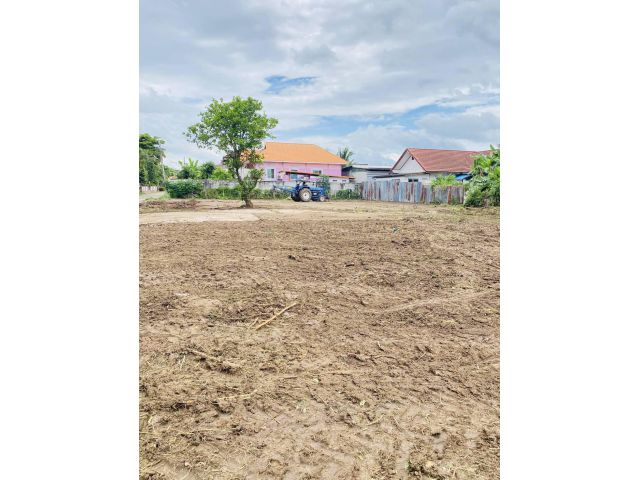 ขายที่ดินในเมีองเพชรบูรณ์ถมแล้ว เนื้อที่ 304 ตารางวา หมู่บ้านโฮมแลนด์ ซอย13 ใกล้ห้างโกลบอลเฮ้าส์