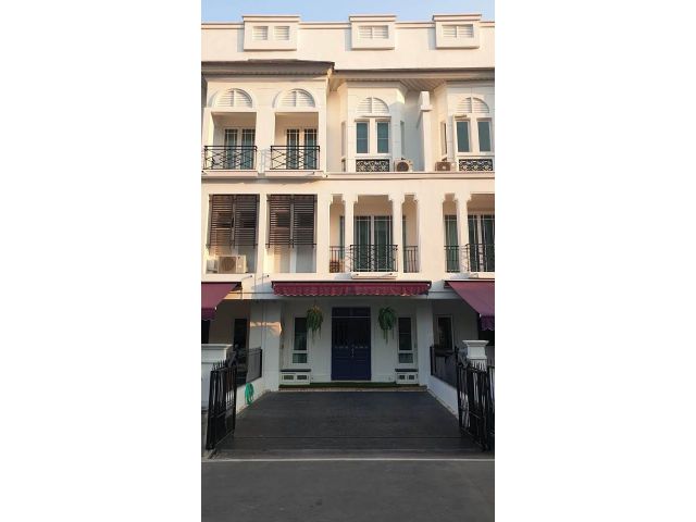 ให้เช่าทาวน์โฮมหรู 3 ชั้น หมู่บ้านลีออง ตั้งอยู่ในซอยสุขุมวิท 62 หรูหรา ตกแต่งสวย พร้อมเข้าอยู่!