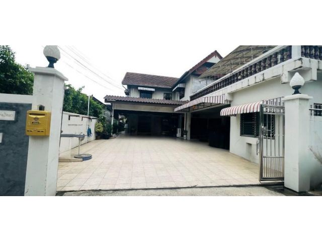 บ้านใหญ่ใจกลางซอยงามวงศ์วาน 47 เนื้อที่ 100 ตารางวา บ้าน 2 ชั้น 6 ห้องนอน 3 ห้องน้ำ ที่จอดรถได้ถึง 6 คัน Build in ทั้งหล