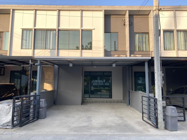 ขายทาวน์โฮม 2 ชั้น หมู่บ้านพลีโน่ พระราม 9 - กรุงเทพกรีฑา เฟส 1 เนื้อที่ 27.3 ตารางวา 3 ห้องนอน