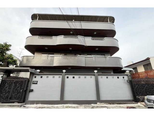 PB5998 ให้เช่าโฮมออฟฟิศ ตึกStand alone 4 ชั้น  เนื้อที่ใช้สอย 1100 ตรม. ทำเลซอยรัชดาภิเษก3 ใกล้ MRT พระราม 9 ใกล้ MRTศูน