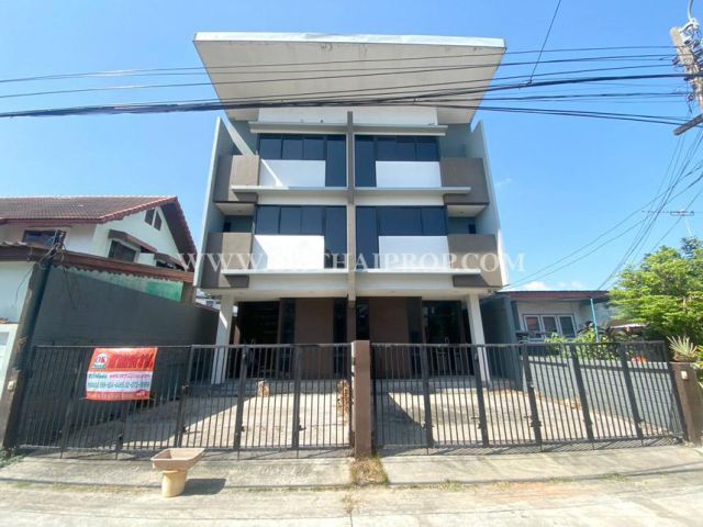 ทาวน์โฮมสร้างใหม่ 3 ชั้น ถ.ติวานนท์ 52 ท่าทราย เมืองนนทบุรี