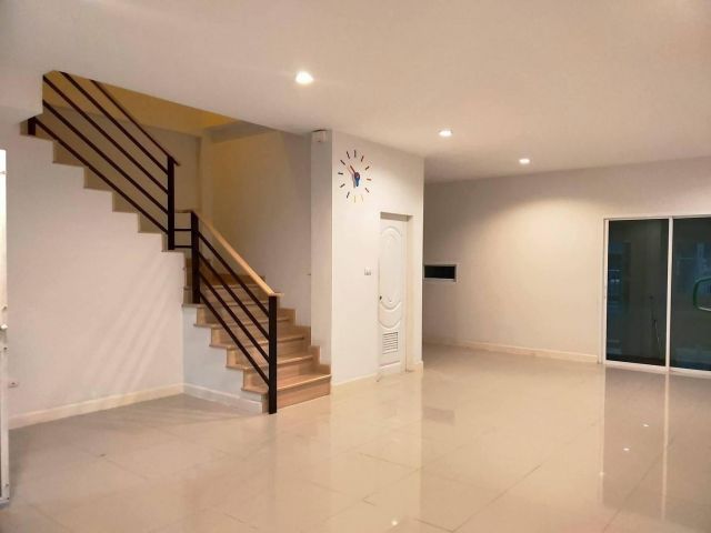 ขายลดราคาต้อนรับปีใหม่ ทาวน์โฮม  2 ชั้นหลังมุม ราคา 2.8 ลบ. เท่านั้น เดอะซีซัน วัลเล่ย์ 2 สวนเสือ ศรีราชา