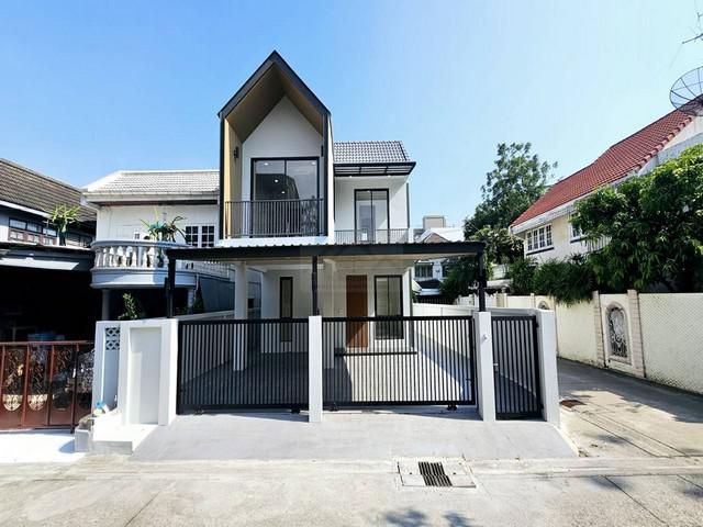 ขายบ้านเดี่ยว 2 ชั้นหลังมุม 42 ตรว. 3 นอน รีโนเวทใหม่ ถนนสุขุมวิท