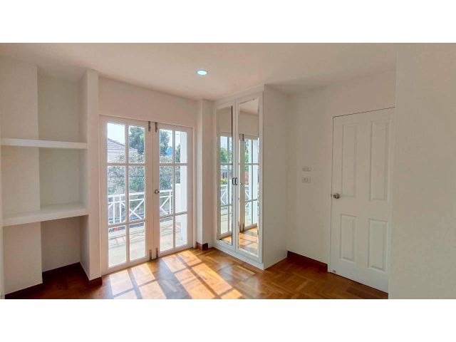 ขายบ้านเดี่ยวรีโนเวทใหม่ตกแต่งบิวอิ้นพร้อมอยู่ ติดรถไฟฟ้า 2 สาย เพียง 150 ม. ราคา 6.5 ล้าน