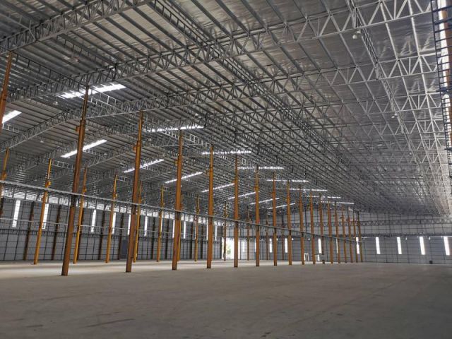 #ให้เช่าโกดัง/โรงงานสร้างใหม่อำเภอหนองใหญ่ จ.ชลบุรี ขนาด 4,492 ตร.ม. ขอรง.4 ได้ มีรั้วรอบขอบชิด ความสูงเพดาน 18 เมตร