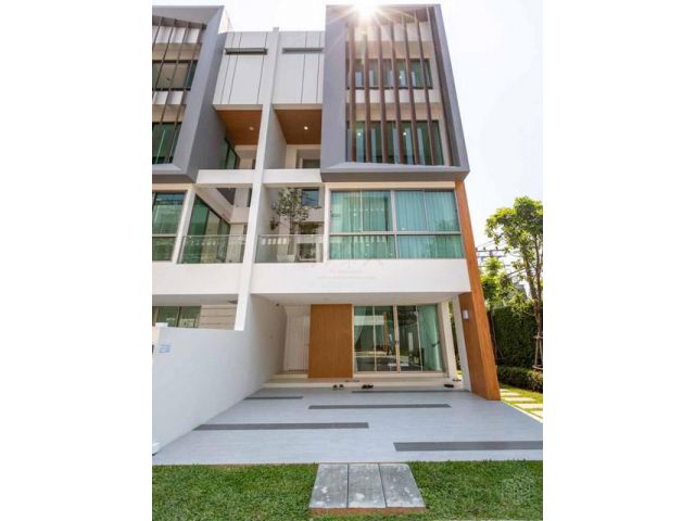 ขายโฮมออฟฟิศสไตล์ Modern 3.5 ชั้น ควอลิเทีย สุขุมวิท 62 ใกล้ BTSบ