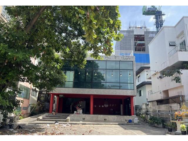 ให้เช่าอาคาร 2.5ชั้น มีดาดฟ้า 900ตรม ย่านห้วยขวาง สุทธิสาร จอดรถ